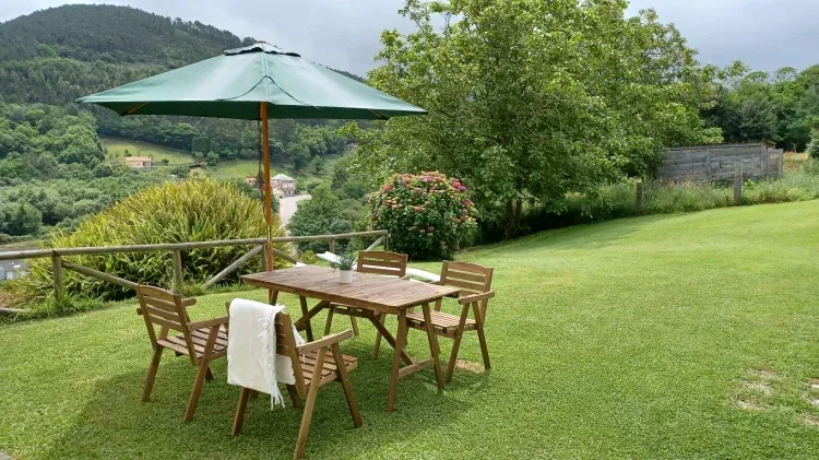 Imagen de Jardín con vistas a la zona común de los apartamentos