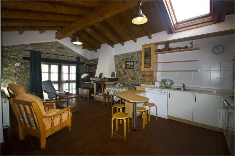 Imagen de La Tená. Salón con chimenea