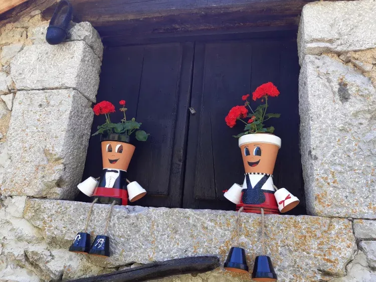 Imagen de Ponguetín y Ponguetina en la zona del jardín