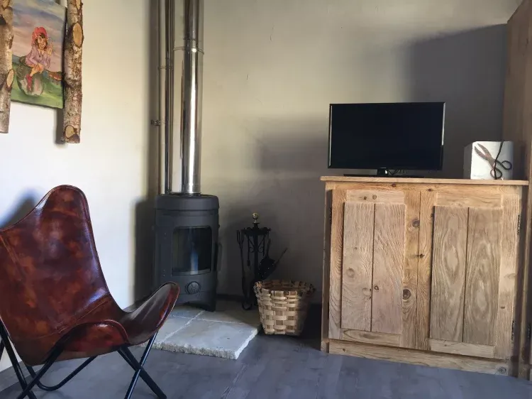 Imagen de Habitación muy amplia con chimenea