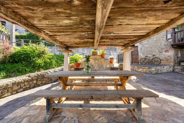 Imagen de horreo con mesa