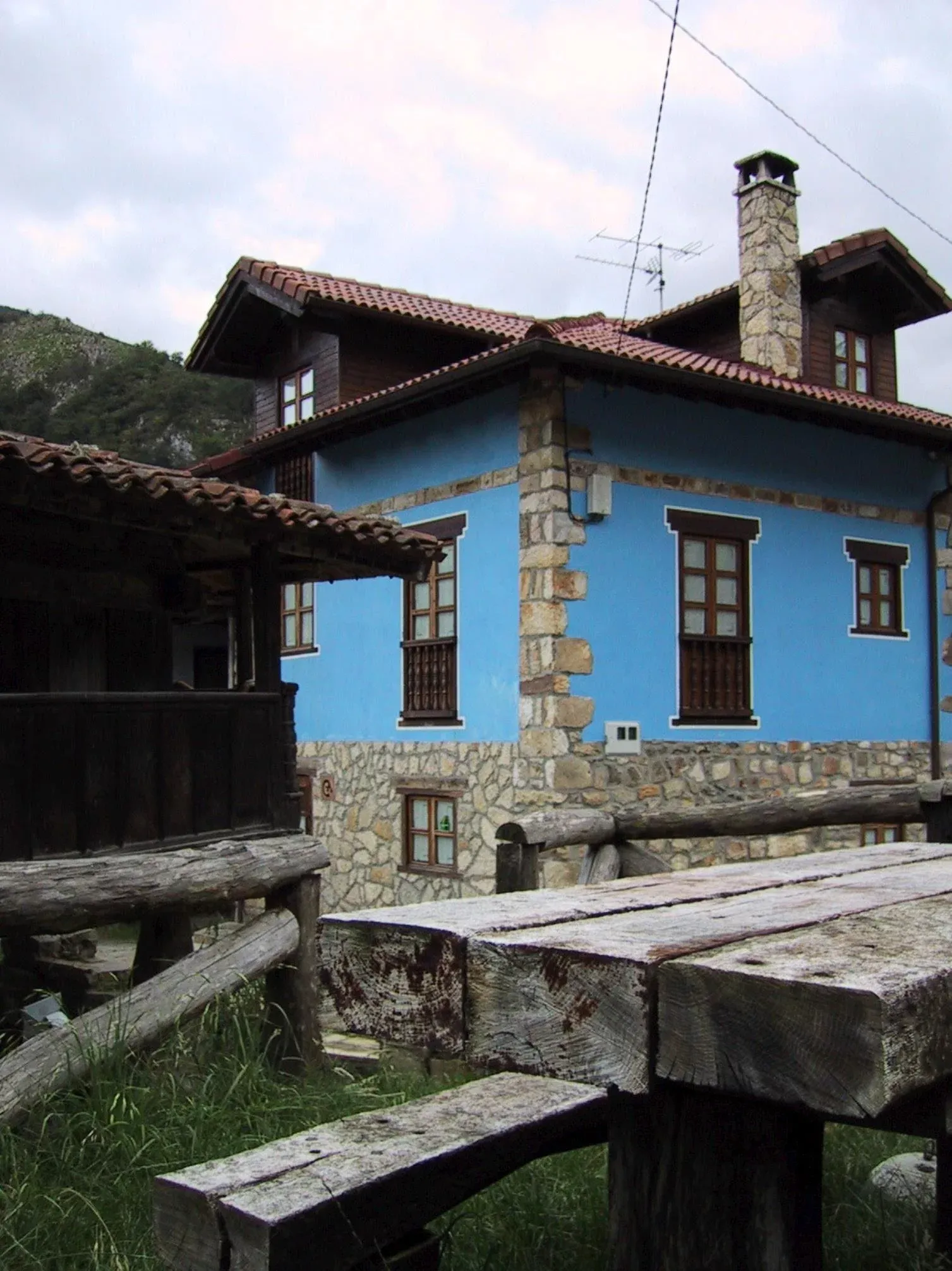Imagen de fachada zona verde y horreo