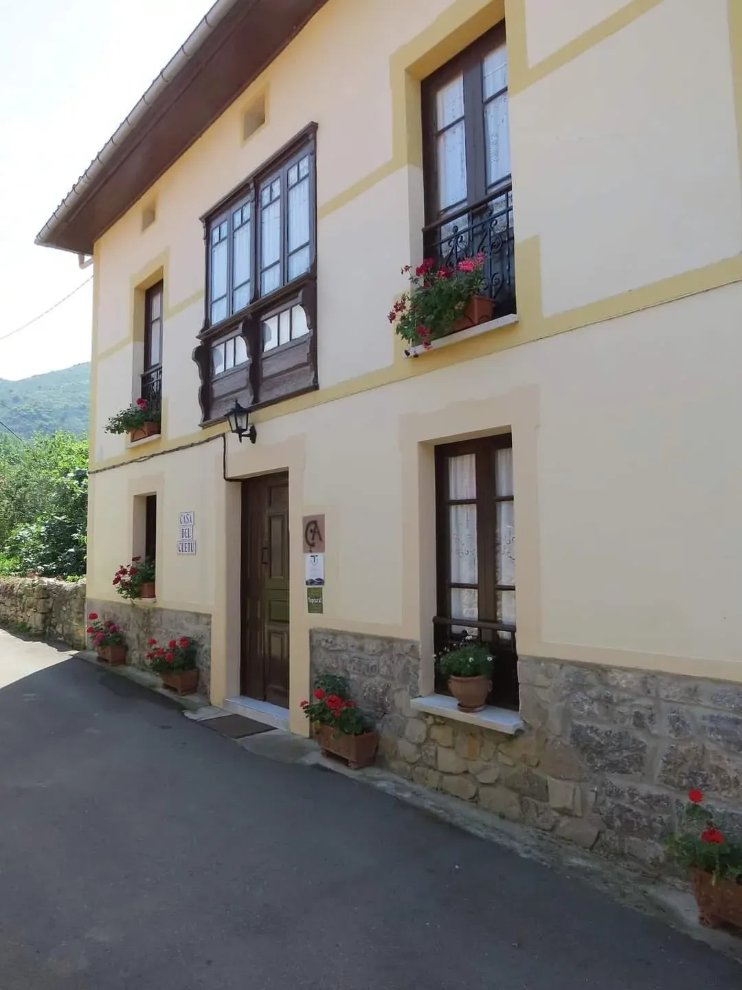 Imagen de Front of the house