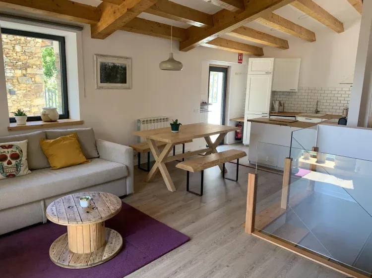 Imagen de Salón comedor con chimenea.