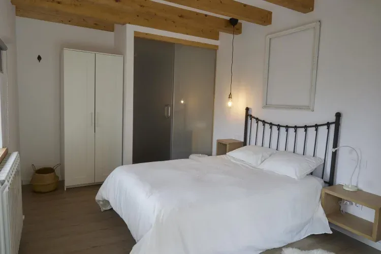 Imagen de Habitación 2 con baño privado y vistas al monte.