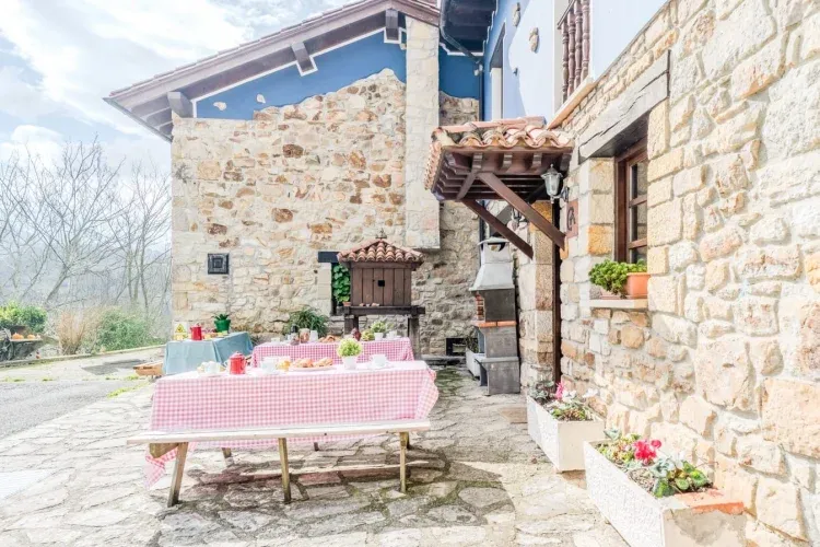 Imagen de barbacoa y mesas para comer