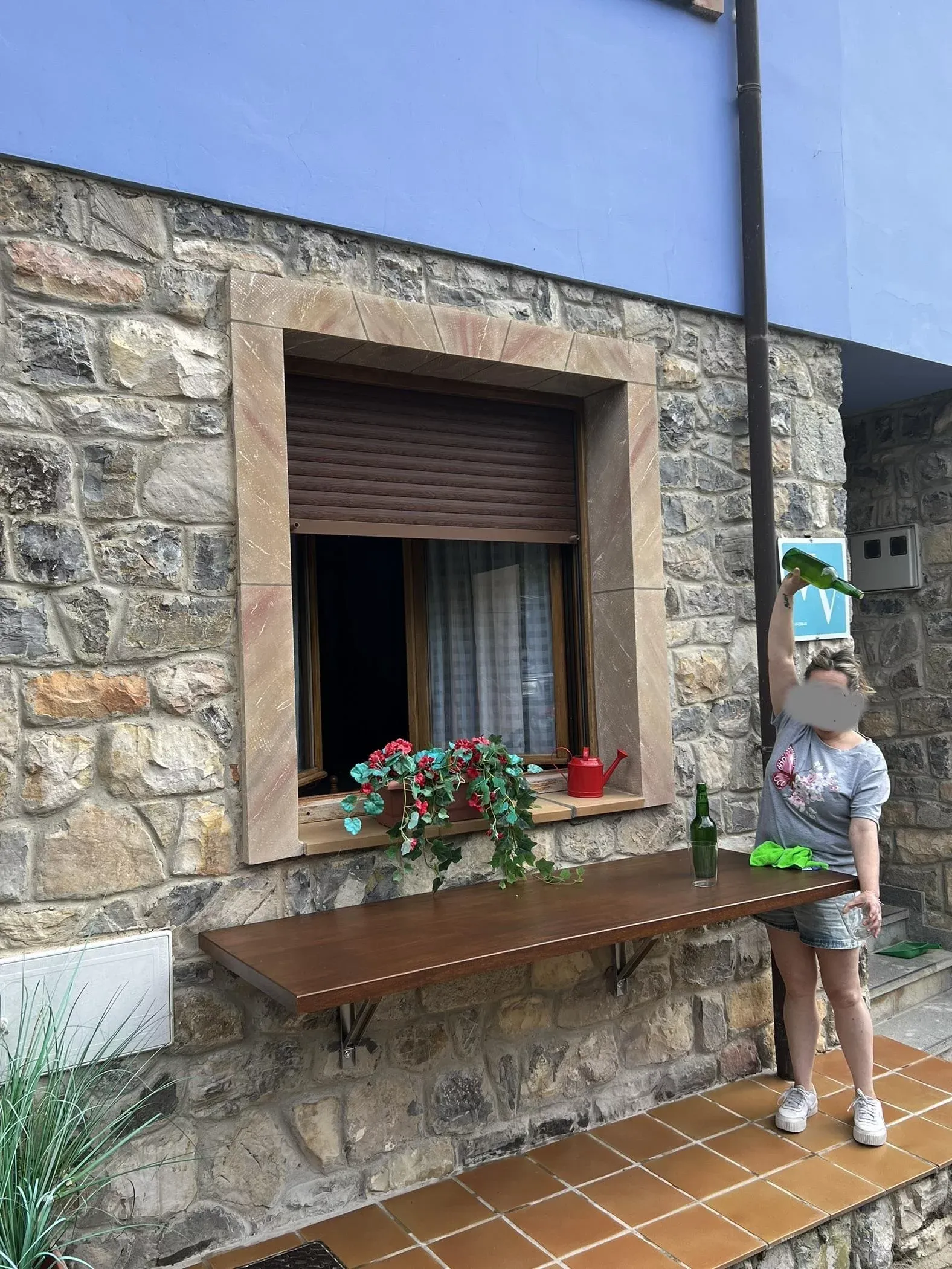 Imagen de Entrada de la casa donde disfrutar de las vistas y una botella de sidra 