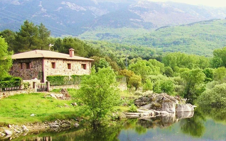 Imagen de Casa Rural Agua Clara junto al río Alberche.