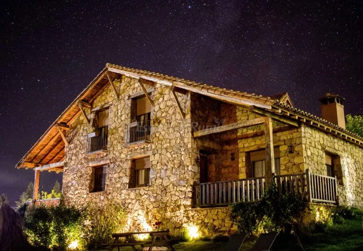 Imagen de La casa del altozano de noche