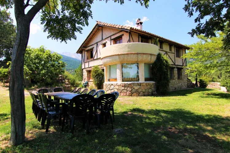 Imagen de Vista Sur de la casa y jardín