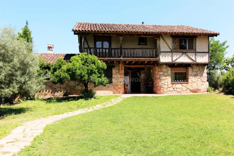 Imagen de Vista Norte de la casa y jardín