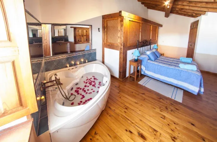 Imagen de Habitación de matrimonio con jacuzzi