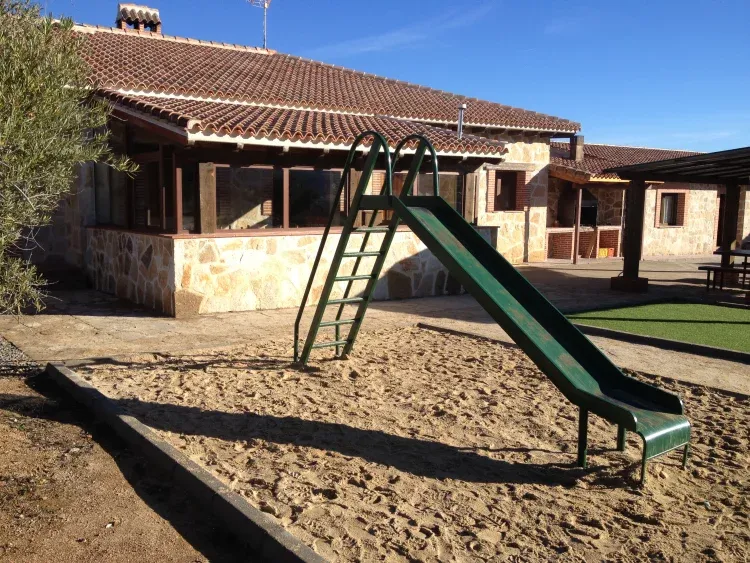 Imagen de arenero con columpio y tobogan