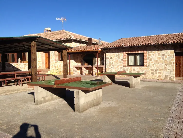 Imagen de patio con mesas de pin pon