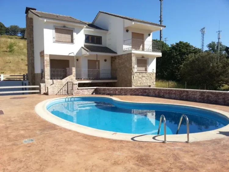 Imagen de Fachada con piscina y vistas al entorno