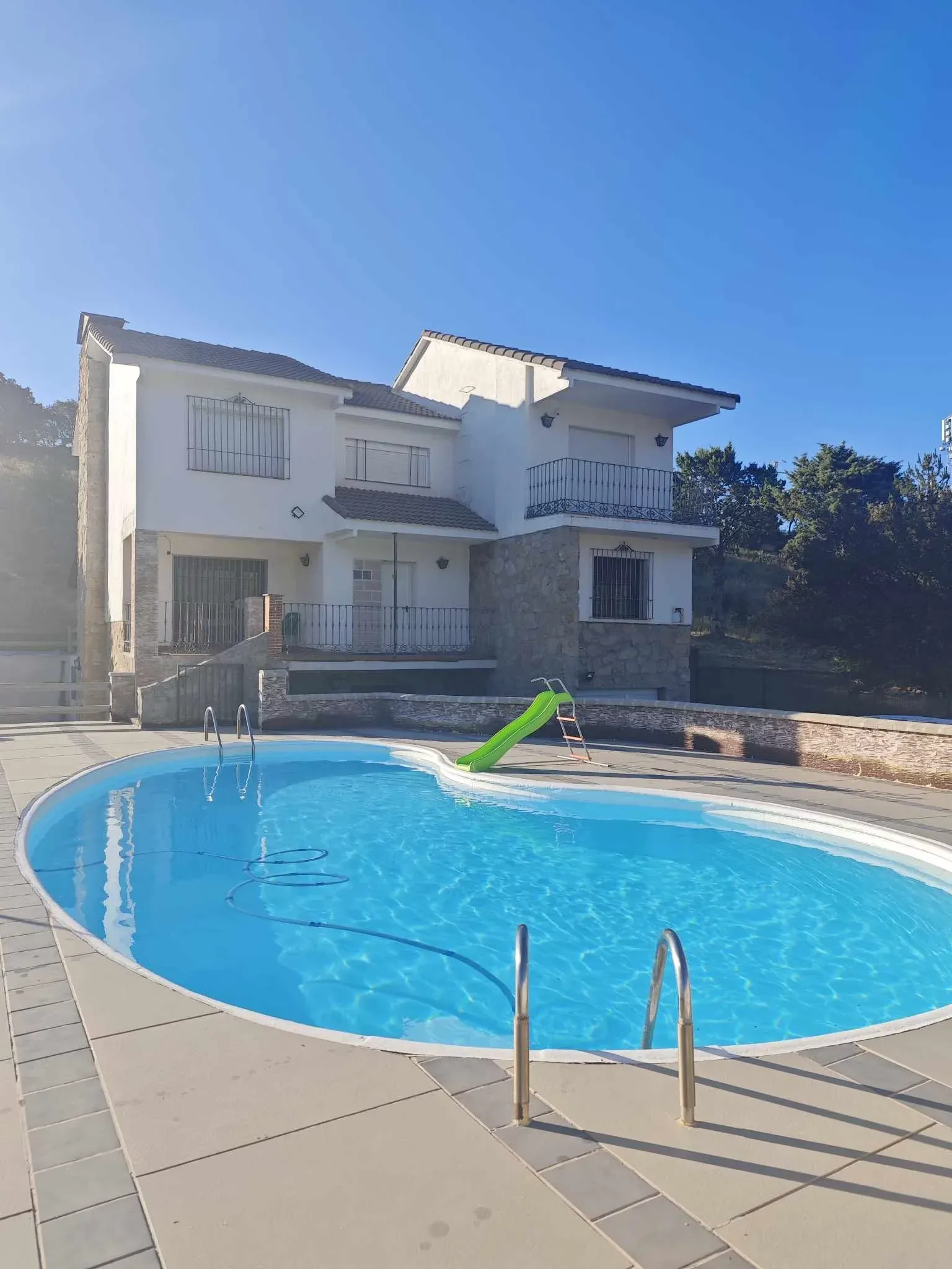 Imagen de Fachada con piscina