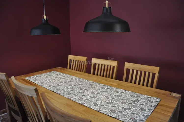 Imagen de Mesa de comedor y sillas de madera para 6 personas