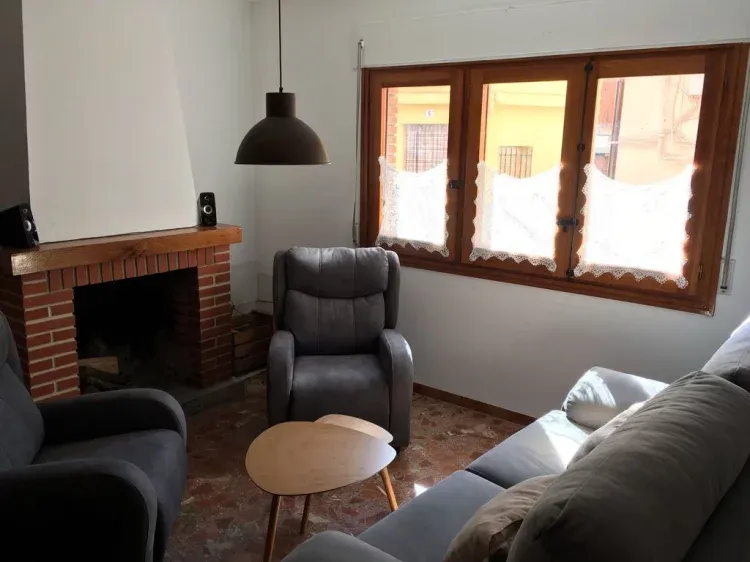 Imagen de Comedor con sofá, mesa de centro y TV Full HD 32.