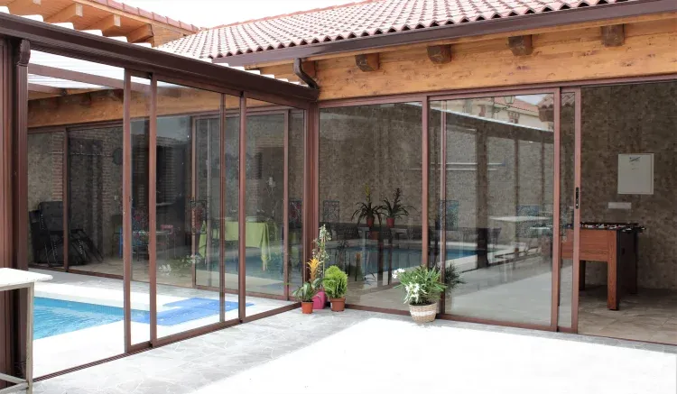 Imagen de Porche y piscina desde el patio