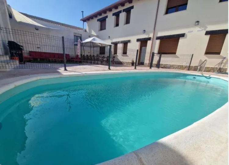 Imagen de Piscina y patio