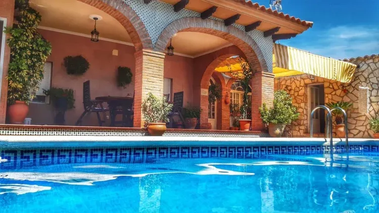 Imagen de Piscina y zona de sombra del patio
