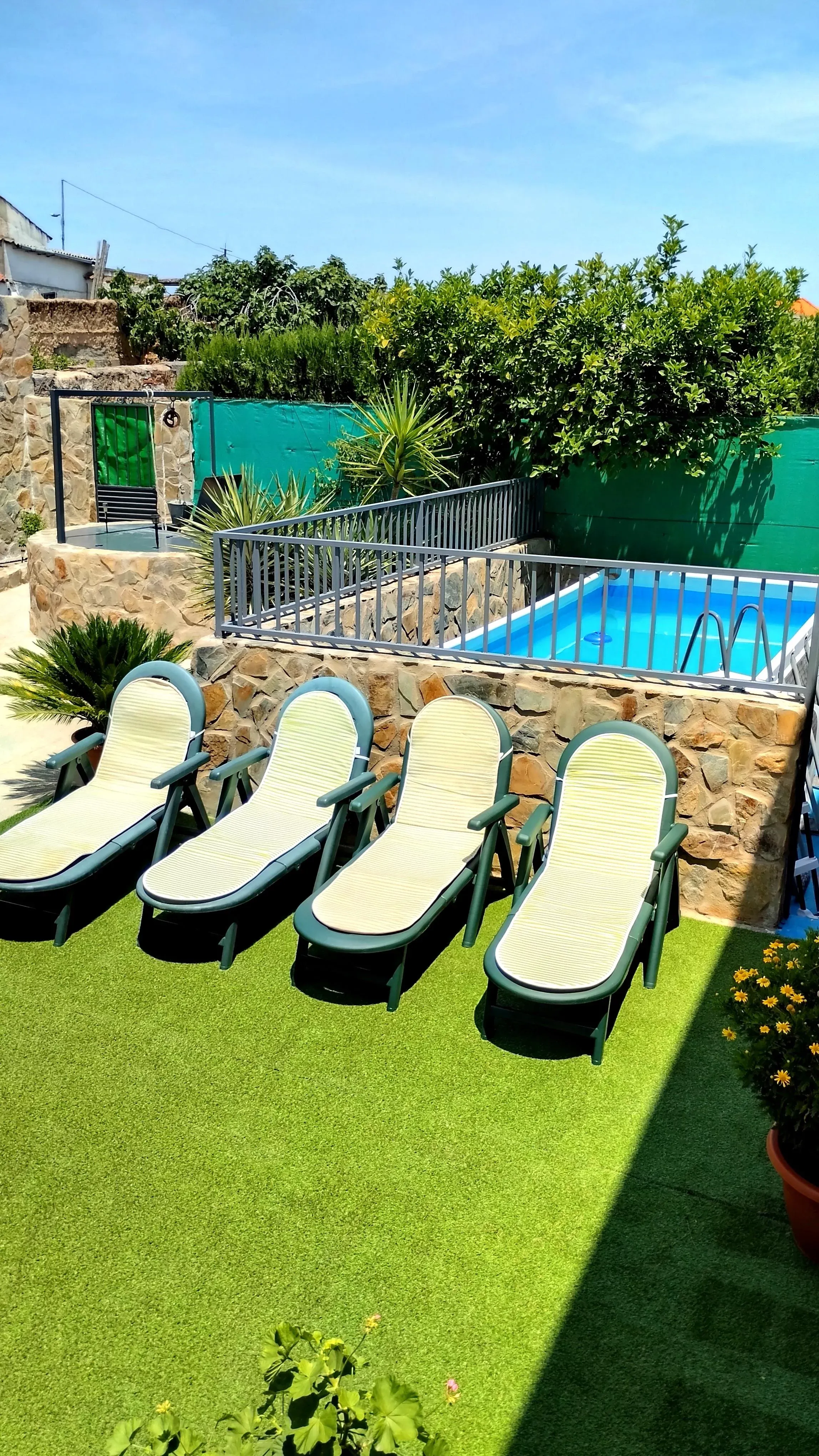 Imagen de piscina y tumbonas