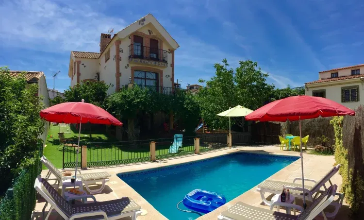 Imagen de Vista de la fachada y piscina