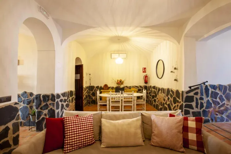 Imagen de Salón comedor con chimenea