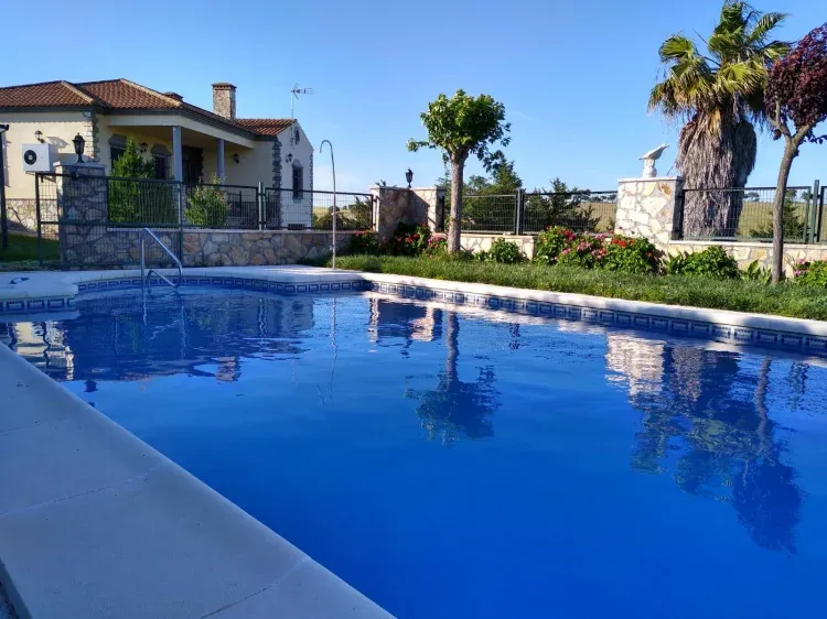 Imagen de Piscina con chalet de fondo