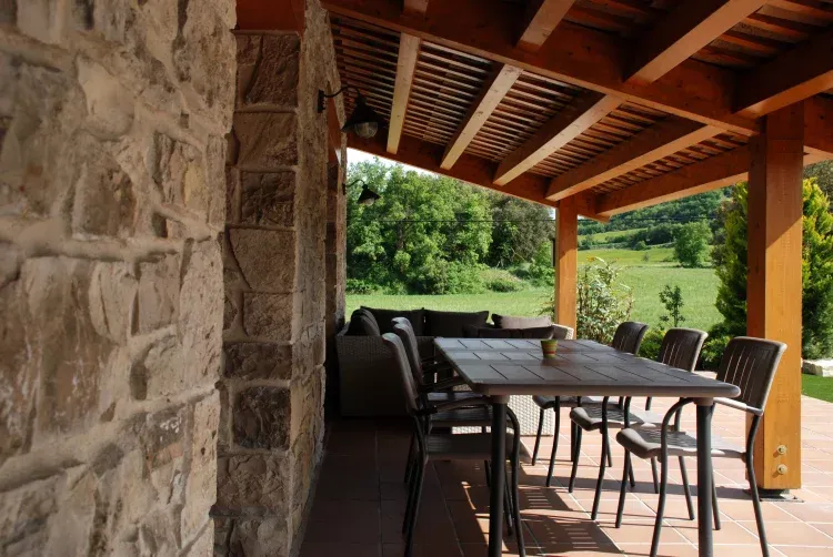Imagen de Porche con mesa, sofá y barbacoa