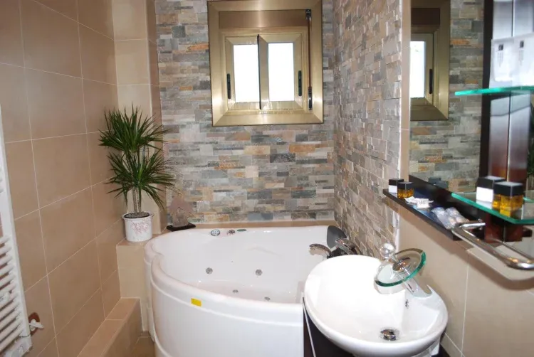 Imagen de jacuzzi spa , con aromaterápia cromoterápia y baño de ozono