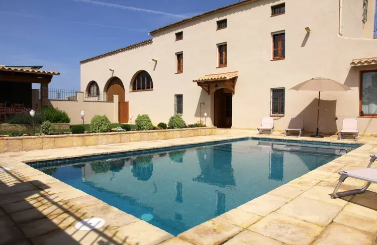 Imagen de Piscina y fachada