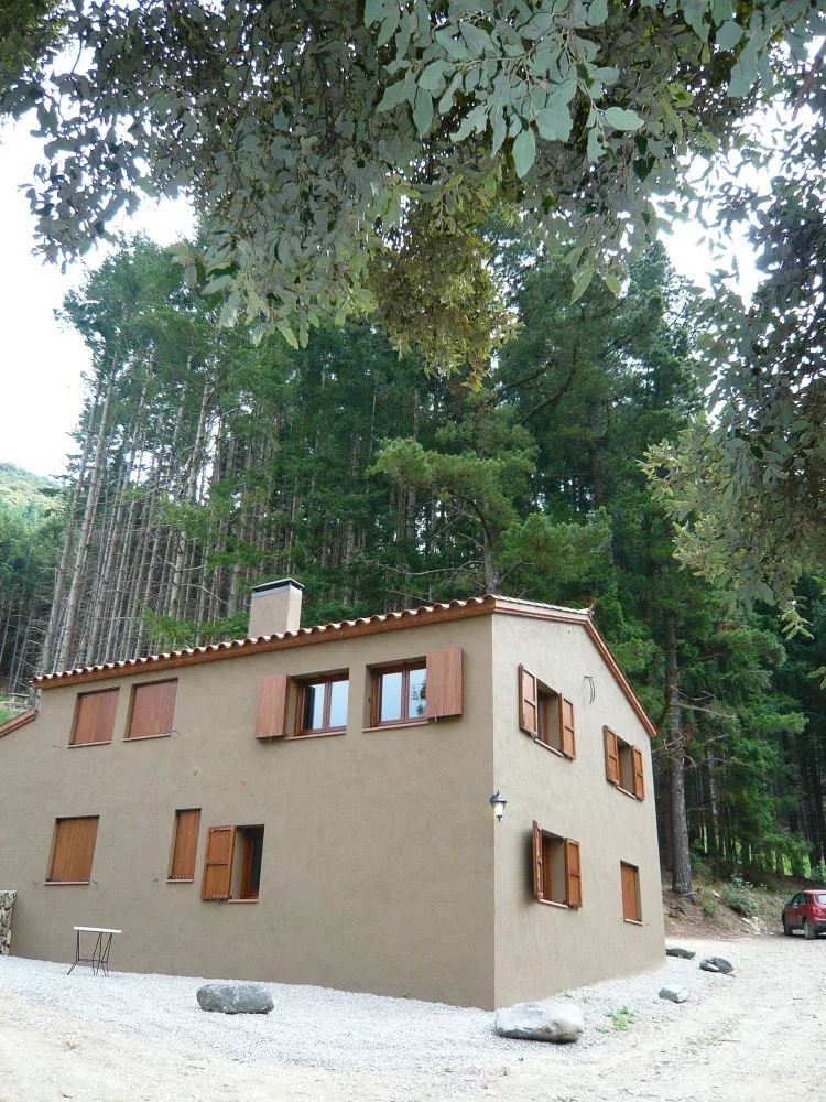 Imagen de La Casa, en medio del Parque Natural del Montseny