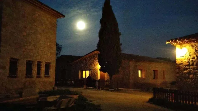 Imagen de noche en l'aldea