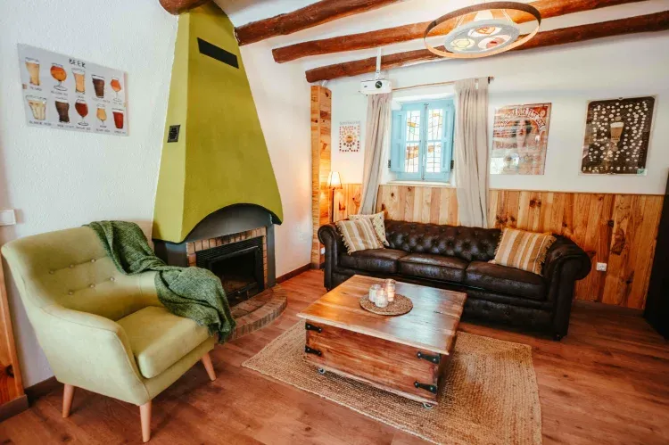 Imagen de Salón, sofá-cama de matrimonio, chimenea, nevera cervezera, pantalla de cine con proyector, juegos de mesa y chimenea