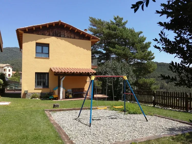 Imagen de jardín y columpios