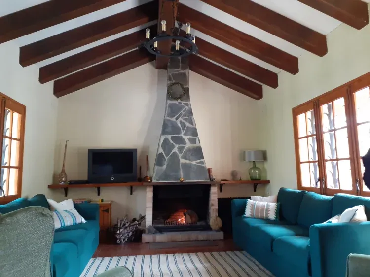 Imagen de salón con chimenea