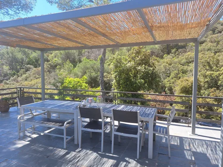 Imagen de terraza con pérgola y barbacoa