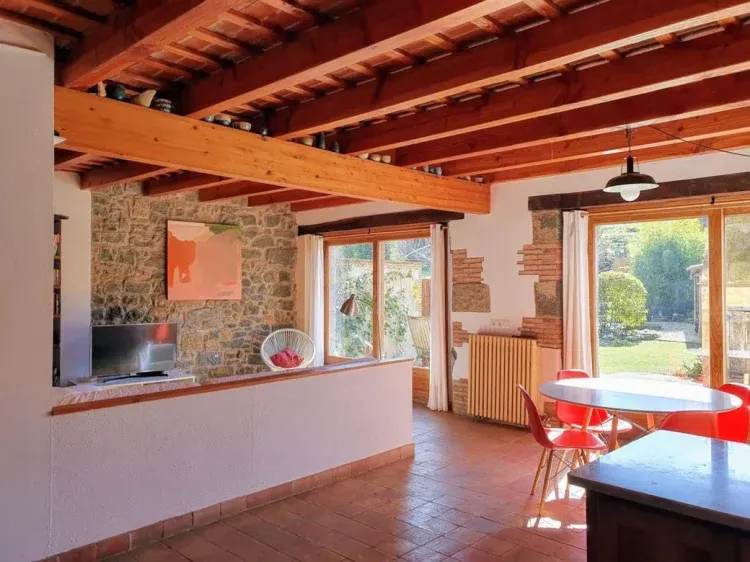 Imagen de Amplia sala de estar con comedor, cocina y acceso directo al jardín