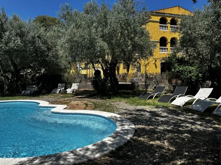Imagen de Piscina con tumbonas