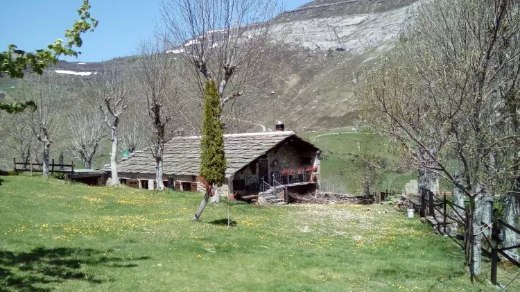 Imagen de Vista de la cabaña en primavera