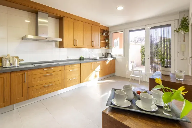 Imagen de Amplia cocina muy bien equipada con electrdomesticos de alta gama,  con salida a terraza y jardin. 