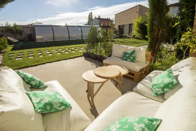 Imagen de Descubre la serenidad en los encantadores jardines de Ren Lecres. Sumérgete en espacios de relax de nuestro jardin, mientras disfrutas de la belleza natural que rodea nuestro alojamiento rural. ¡Encuentra tu oasis de tranquilidad en medio de la Ribera del Duero!