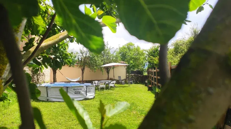 Imagen de En verano, con piscina, para que lso pequeños puedan darse un chapuzón.