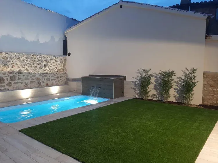 Imagen de Patio: Piscina, jardín