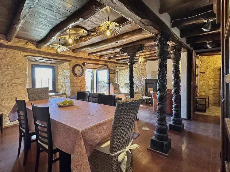 Imagen de Salón Comedor, Muralla de Fondo