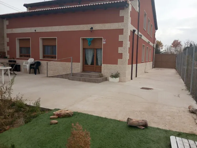 Imagen de Vista del chalet desde el jardín privado