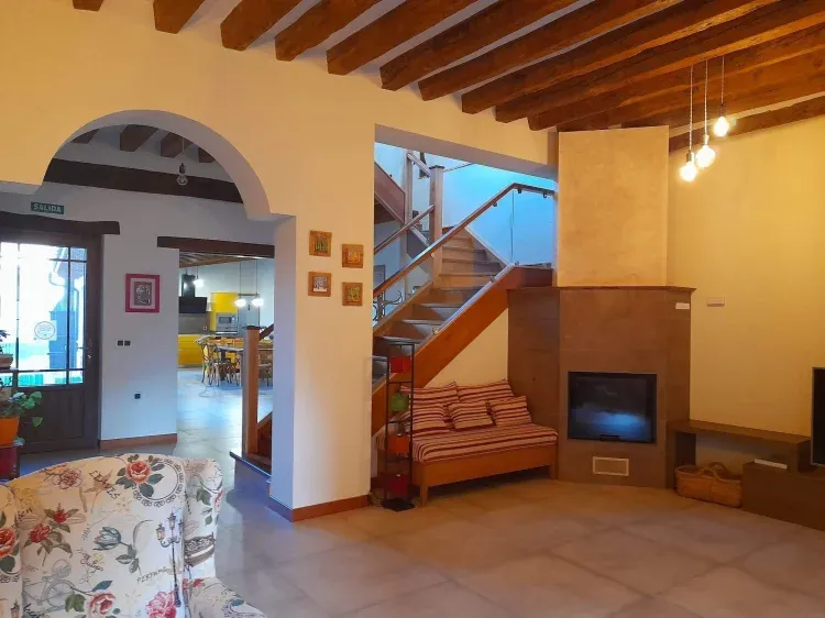 Imagen de Salon con chimenea y al fondo cocina