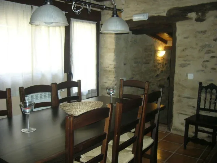 Imagen de comedor con chimenea