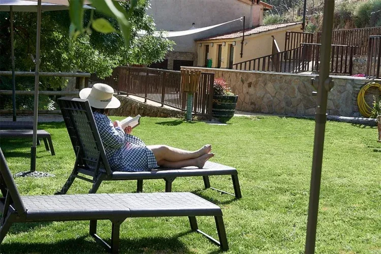 Imagen de solarium-piscina-parque infantil